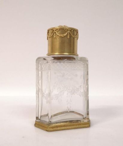 Flacon en cristal monté en métal doré (avec...