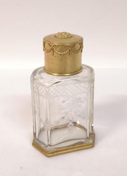 Flacon en cristal monté en métal doré (avec...
