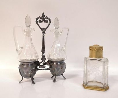 Flacon en cristal monté en métal doré (avec...