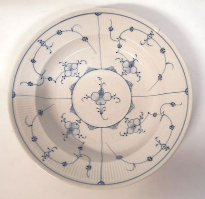 RAUENSTEIN. Plat rond creux en porcelaine,...