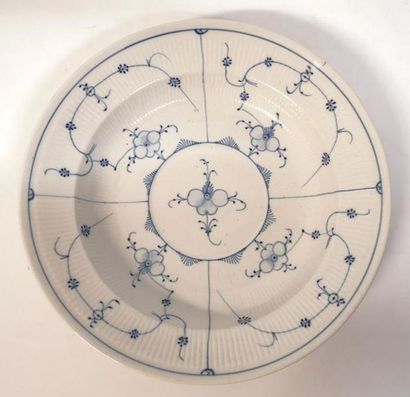 RAUENSTEIN. Plat rond creux en porcelaine,...