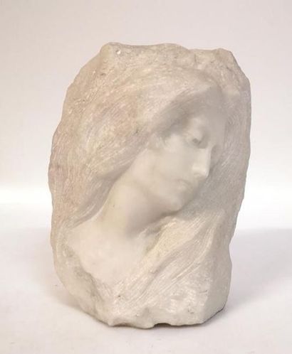 Femme de profil. Sculpture en marbre vers...