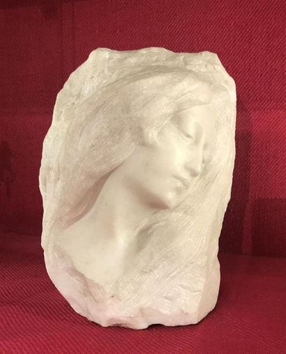 Femme de profil. Sculpture en marbre vers...