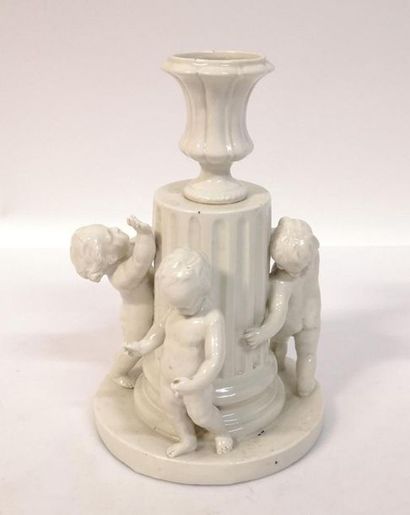 CAPODIMONTE. Surtout en porcelaine blanche,...