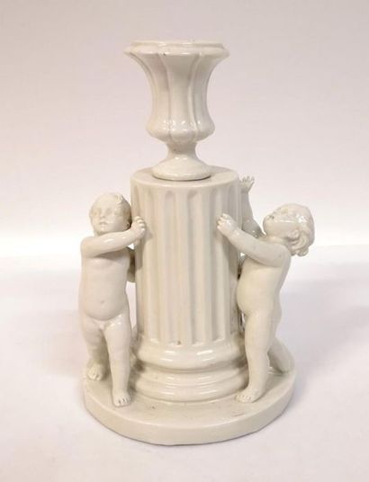 CAPODIMONTE. Surtout en porcelaine blanche,...