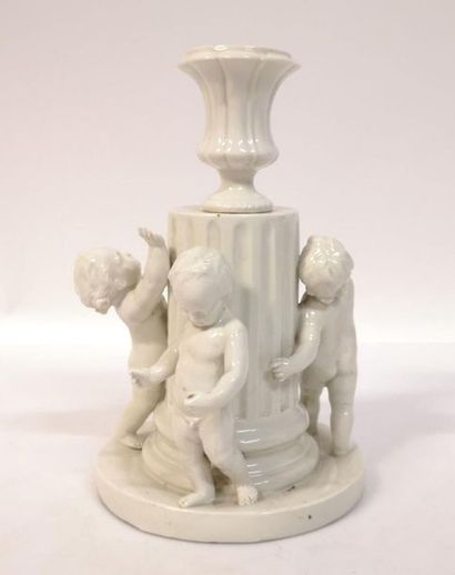 CAPODIMONTE. Surtout en porcelaine blanche,...