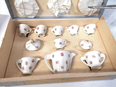 Ensemble de jouets: dînette en porcelaine...