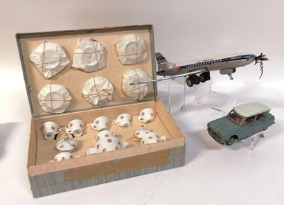 Ensemble de jouets: dînette en porcelaine...