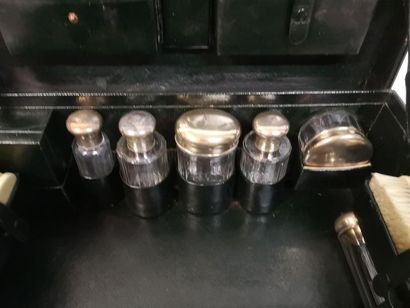 Valise nécessaire de toilette en cuir, garni...