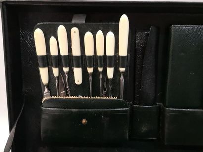 Valise nécessaire de toilette en cuir, garni...
