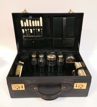Valise nécessaire de toilette en cuir, garni...