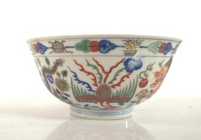 CHINE. Grand bol en porcelaine, décor polychrome....