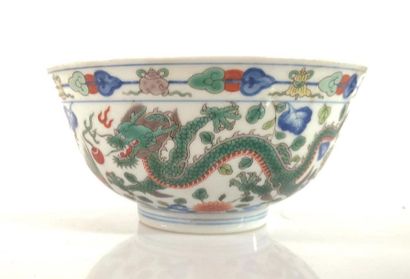 CHINE. Grand bol en porcelaine, décor polychrome....
