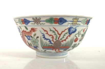 CHINE. Grand bol en porcelaine, décor polychrome....