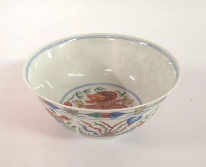 CHINE. Grand bol en porcelaine, décor polychrome....