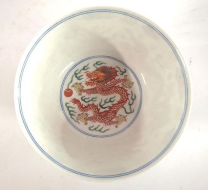 CHINE. Grand bol en porcelaine, décor polychrome....