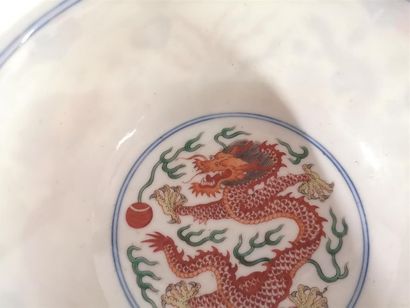 CHINE. Grand bol en porcelaine, décor polychrome....