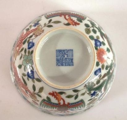 CHINE. Grand bol en porcelaine, décor polychrome....