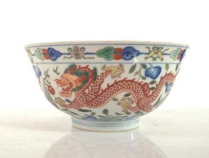 CHINE. Grand bol en porcelaine, décor polychrome....