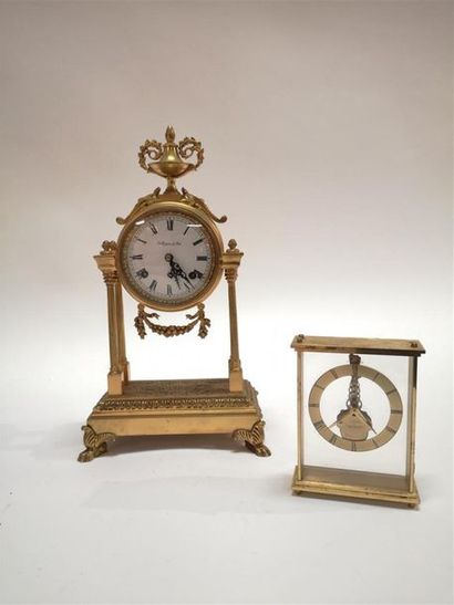 Ensemble de bibelots: pendule portique style...