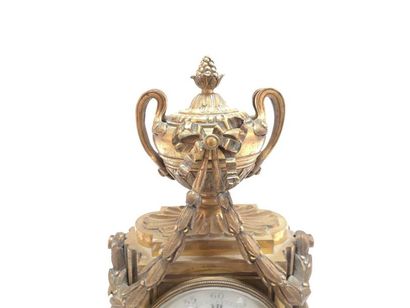 Pendule en bronze doré à décor d'uune urne,...