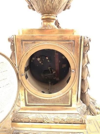 Pendule en bronze doré à décor d'uune urne,...