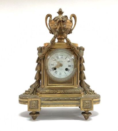 Pendule en bronze doré à décor d'uune urne,...