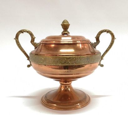 Grande coupe à anses en cuivre et laiton...