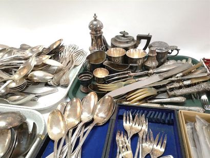 Ensemble en métal argenté: ménagères, couverts...