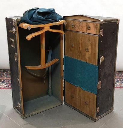 Malle-cabine, l'intérieur garni de tiroirs...