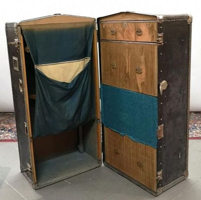 Malle-cabine, l'intérieur garni de tiroirs...