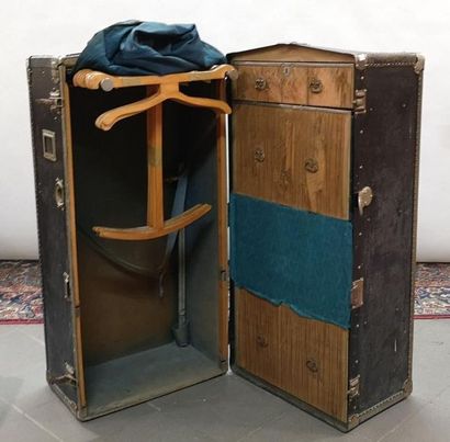 Malle-cabine, l'intérieur garni de tiroirs...