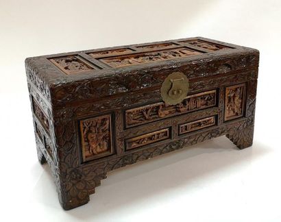 CHINE? Grand coffret en bois sculpté, l'intérieur...