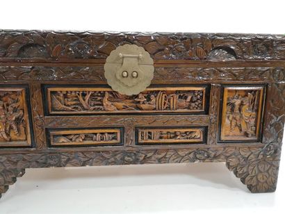 CHINE? Grand coffret en bois sculpté, l'intérieur...