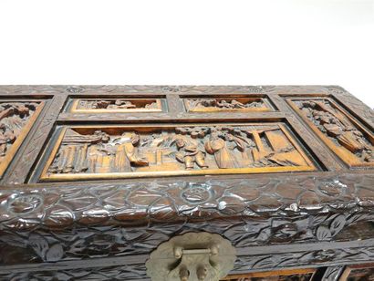 CHINE? Grand coffret en bois sculpté, l'intérieur...