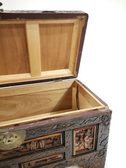 CHINE? Grand coffret en bois sculpté, l'intérieur...