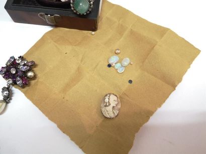 Petit lot de bijoux et montres de fantaisie,...