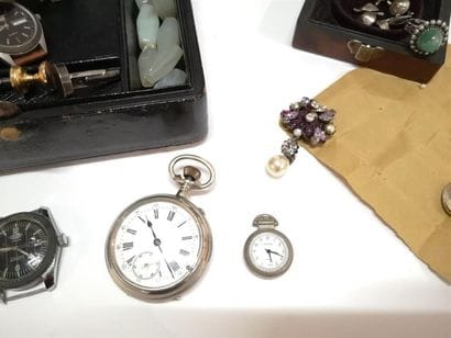 Petit lot de bijoux et montres de fantaisie,...