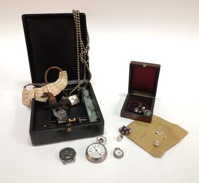 Petit lot de bijoux et montres de fantaisie,...