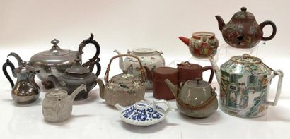 CHINE et divers. Collection de 12 théières...