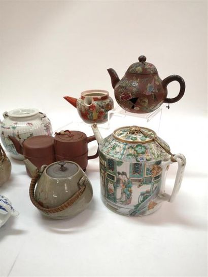 CHINE et divers. Collection de 12 théières...