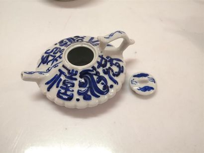 CHINE et divers. Collection de 12 théières...