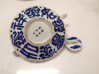 CHINE et divers. Collection de 12 théières...