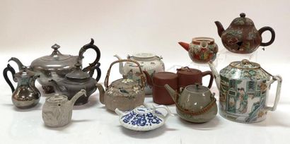 CHINE et divers. Collection de 12 théières...