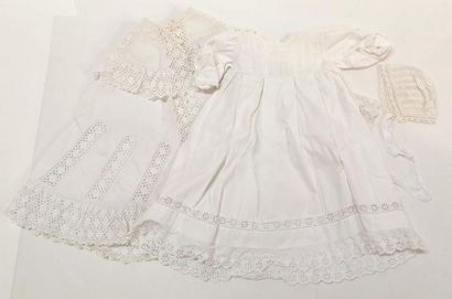 Robe de baptême, cape et bonnet début XXème...