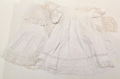 Robe de baptême, cape et bonnet début XXème...