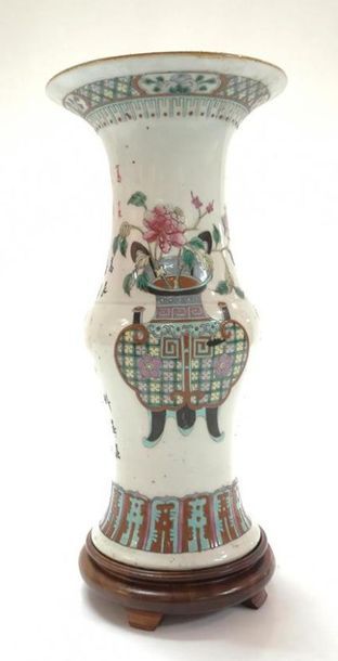 CHINE. Vase cornet en porcelaine polychrome....