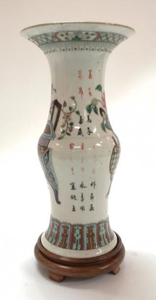 CHINE. Vase cornet en porcelaine polychrome....