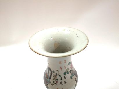 CHINE. Vase cornet en porcelaine polychrome....