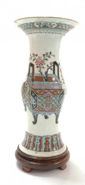 CHINE. Vase cornet en porcelaine polychrome....